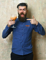Fototapeta premium Brutal hipster holding tropical alcoholic fresh cocktail