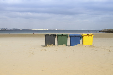 M&uuml;lltonnen am Strand, Spanien