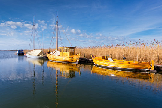 Boote am Anlegesteg in Mecklenburg-Vorpommern | Deutschland