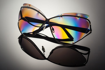 Stylish polarized colorful reflected sunglasses with folded ear arms