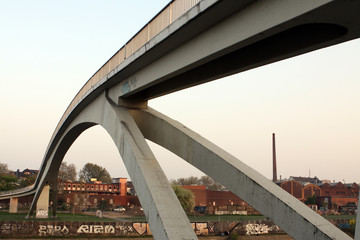 Fussgängerbrücke über die Einfahrt zum Rheinhafen Mülheim