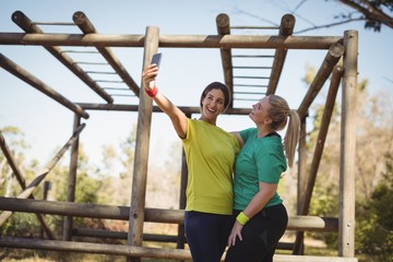 Obraz premium Happy friends taking selfie in boot camp