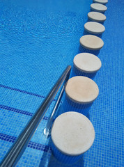 Separación de vasos de piscina y escalera
