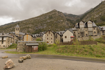 Fototapeta na wymiar For the town of lanuza in the Pyrenees of Huesca