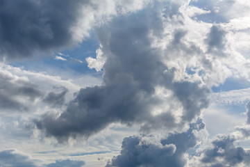 Bedeckter Himmel im Herbst und sommer