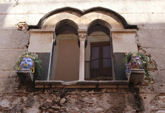 Taormina. una finestra a bifora