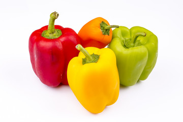 Beyaz fon üzerinde biberler