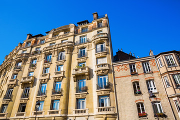 Fototapeta na wymiar facade of a historical building in Paris, France