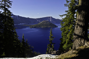 Fototapeta na wymiar Wizard Island in Crater Lake in the Cascade Mountains of Oregon, under a clear blue sky