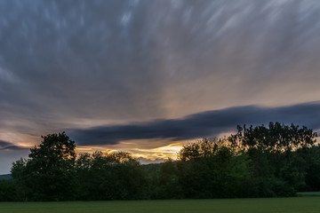 Schönes Abendrot mit sonnenstrahlen un Wolken 
