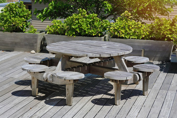 Obraz premium table en bois de jardin ronde avec tabourets intégrés