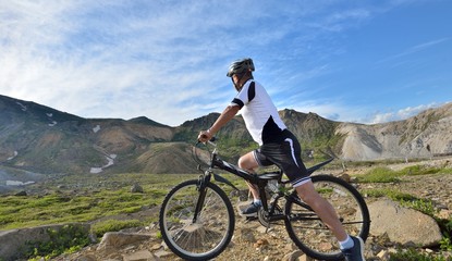 Fototapeta na wymiar 高山の岩山をマウンテンバイクで走る