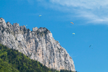Parapentes dans les alpes