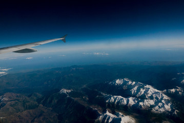Aereo vola sulle montagne