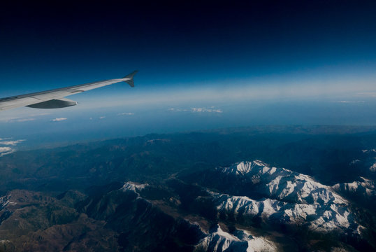 Aereo vola sulle montagne