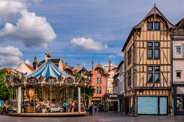 Karusell und Fachwerkhäuser in Troyes; Frankreich