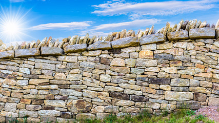 Eine alte Natursteinmauer, Sonnenschein