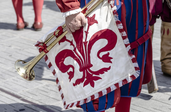 Figurante suonatore di tromba con drappo con giglio