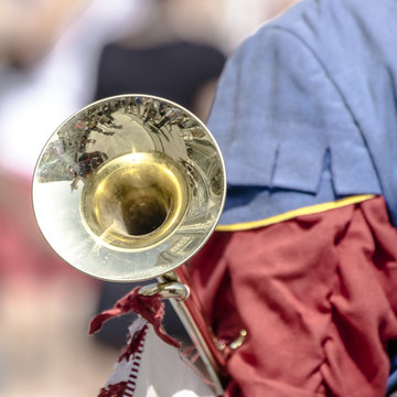 Suonatore di chiarina al corteo storico medievale