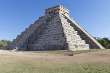 Fototapeta na wymiar El Castillo pyramid at Chichen Itza with blue sky