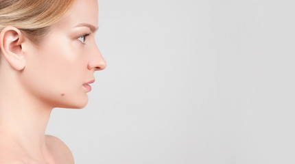 Obraz na płótnie Canvas Beauty woman face with clean healthy skin