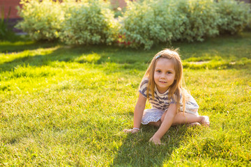 Fototapeta premium Sweet little girl play outdoors