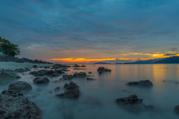 Obraz premium Vibrant sunset seascape on the beach of Lipeh Island,Thailand