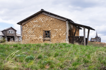 Fototapeta na wymiar Old hut house / The picture was taken in Russia, the Orenburg region, the village of Saraktash, Krasnaya Gora. 05/06/2017