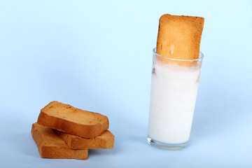 crispy rusk with milk