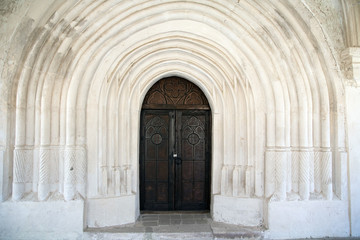 Fototapeta na wymiar castle oval doorway with white arch entrance