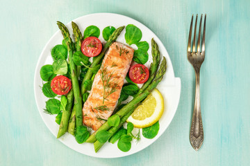 Grilled salmon with asparagus and green salad