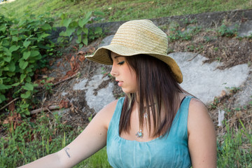 Primo piano di giovane donna con il cappello