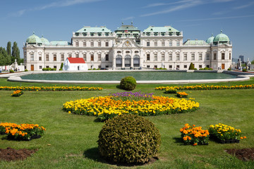 Panoramic view of the upper palace Belvedere, lake and flower beds. Vienna - obrazy, fototapety, plakaty