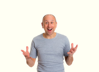 Naklejka premium baldheaded man with open hands looking surprised