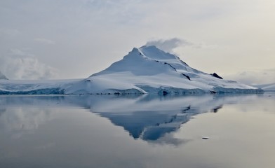 Fototapeta na wymiar Berggipfel in der Antarktis