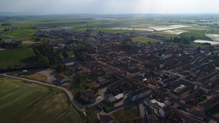 paese visto da un drone