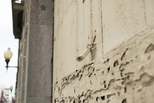 candado en puerta vieja