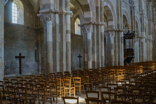 F, Burgund, Auxois, V&eacute;zeley, Kathedrale Ste-Madeleine, D&eacute;partement Yonne, S&auml;ulenreihe und St&uuml;hle mit Lichteinfall