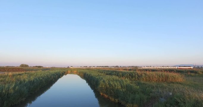 Treno in transito sul fiume
