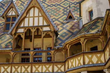 Fototapeta na wymiar F, Burgund, Côte d'Or, Beaune, Hospiz de Beaune, Fachwerk, Detail der Galerien und des Daches