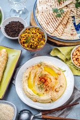 Hummus und Verschiedene zutaten