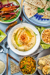 Hummus und Verschiedene zutaten