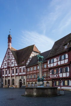Forchheimer Rathaus bei blauen himmel Forchheim Marktplatz Kriegerbrunnen