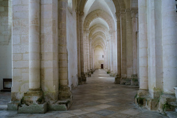 F, Burgund, Zisterzienserabtei Pontigny, Innenraum, Säulen