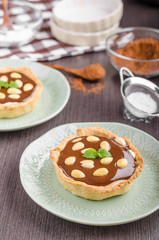 Chocolate tartalets with nuts