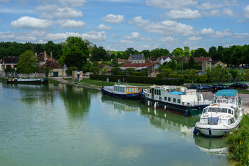 F, Burgund, Schleuse bei Tanley am Canal de Bourgogne mit booten, Hausbooten, 
