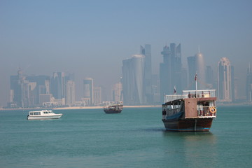Boote vor der Skyline von Doha