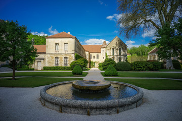 F, Burgund, Zisterzienserabtei Fontenay, Brunnen und ehem. Arrestzelle (16. Jh.) im rechten Gebäude