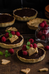 Chocolate tartalets with nuts