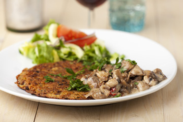 Kartoffelpuffer mit Pilzsoße